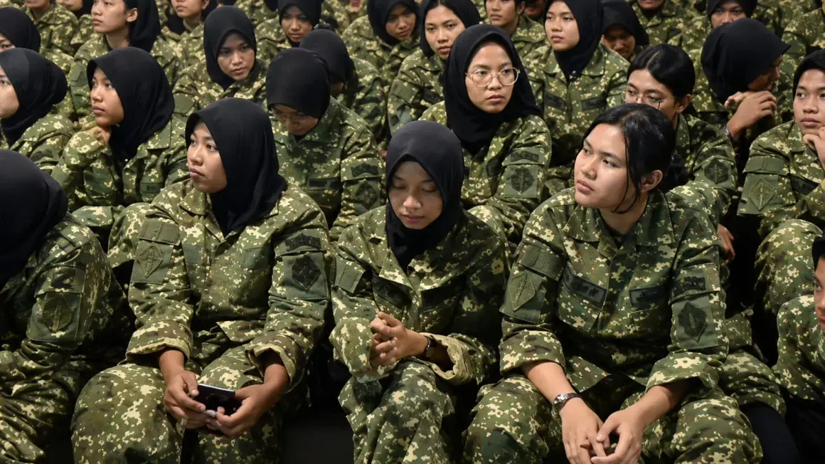 Ilustrasi peserta Program Sarjana Penggerak Pembangunan Indonesia (SPPI) calon manajer Koperasi Desa Merah Putih saat mengikuti Latihan Dasar Militer. (radar palu)