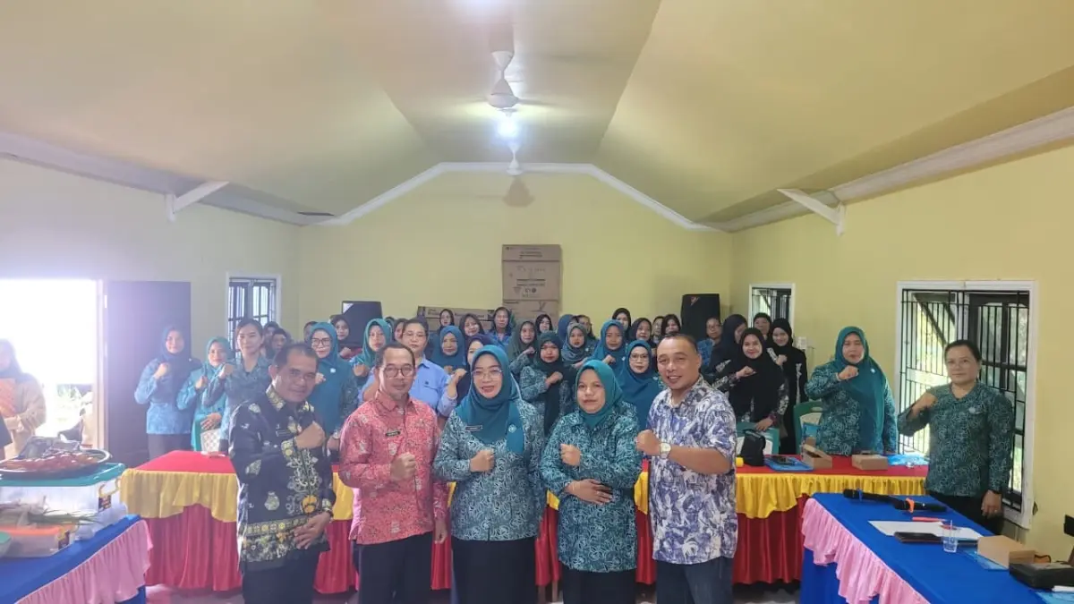 Ketua TP-PKK Kotim Khairiah Halikinnor bersama perangkat Desa Luwuk Bunter Kecamatan Cempaga, serta pengurus TP-PKK setempat dan para peserta pelatihan penyajian kuliner, Sabtu (27/6). (istimewa/DPMD Kotim)