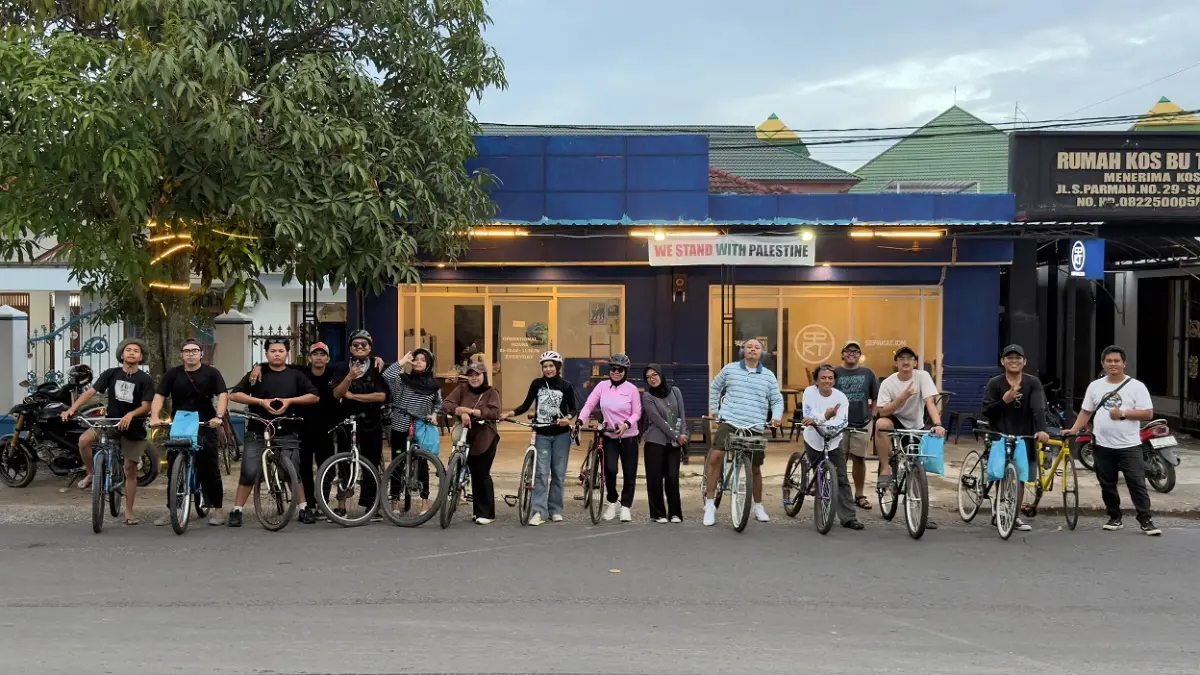 Lebih dari 20 anggota GSS bersepeda keliling Kota Sampit, sambil berbagi sembako, Minggu (28/6) sore.(istimewa)