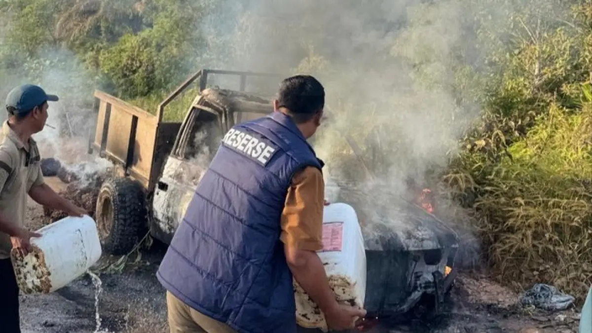 Mobil langsir kelapa sawit terbakar di jalan Pariwisata, Simpang Berambai, Kecamatan Pangkalan Banteng, Kabupaten Kobar, belum lama ini. (warga/radarsampit)