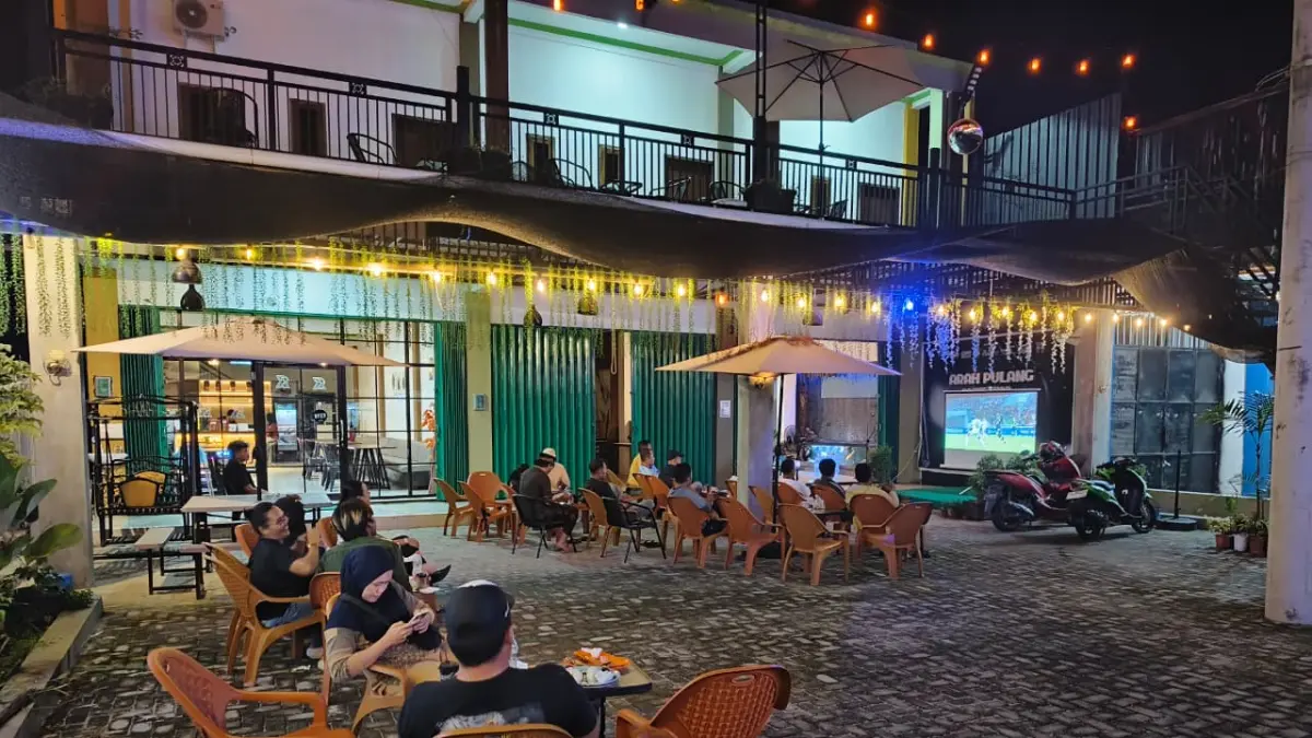 NOBAR: Suasana nonton bareng pertandingan sepakbola di Sampit, belum lama ini. &nbsp;(Akbar/Radar Sampit)