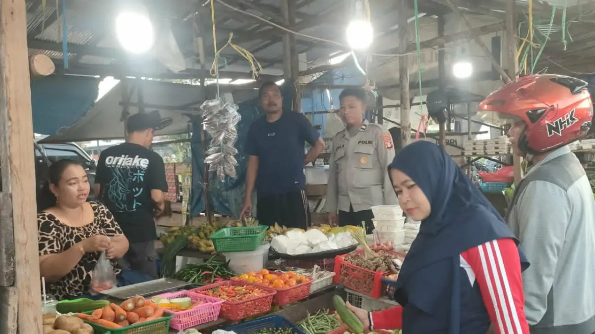 Personel Polsek Pahandut menggelar patroli dialogis di kawasan pasar Jalan Tjilik Riwut Km 8, Kota Palangka Raya, Minggu (28/6).(dodi/radarsampit)