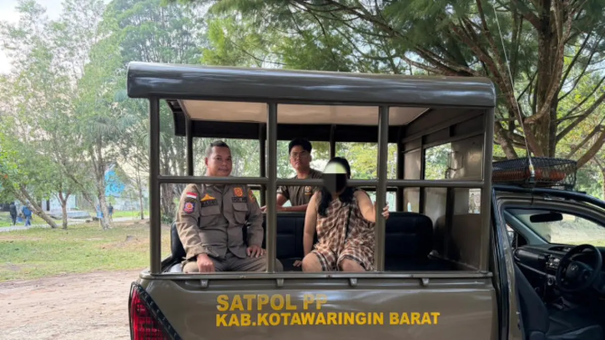 Satuan Polisi Pamong Praja (Satpol PP) Kabupaten Kotawaringin Barat (Kobar) mengevakuasi seorang Orang Dengan Gangguan Jiwa (ODGJ) di kawasan Pangkalan Bun Park (Satpol PP Kobar)