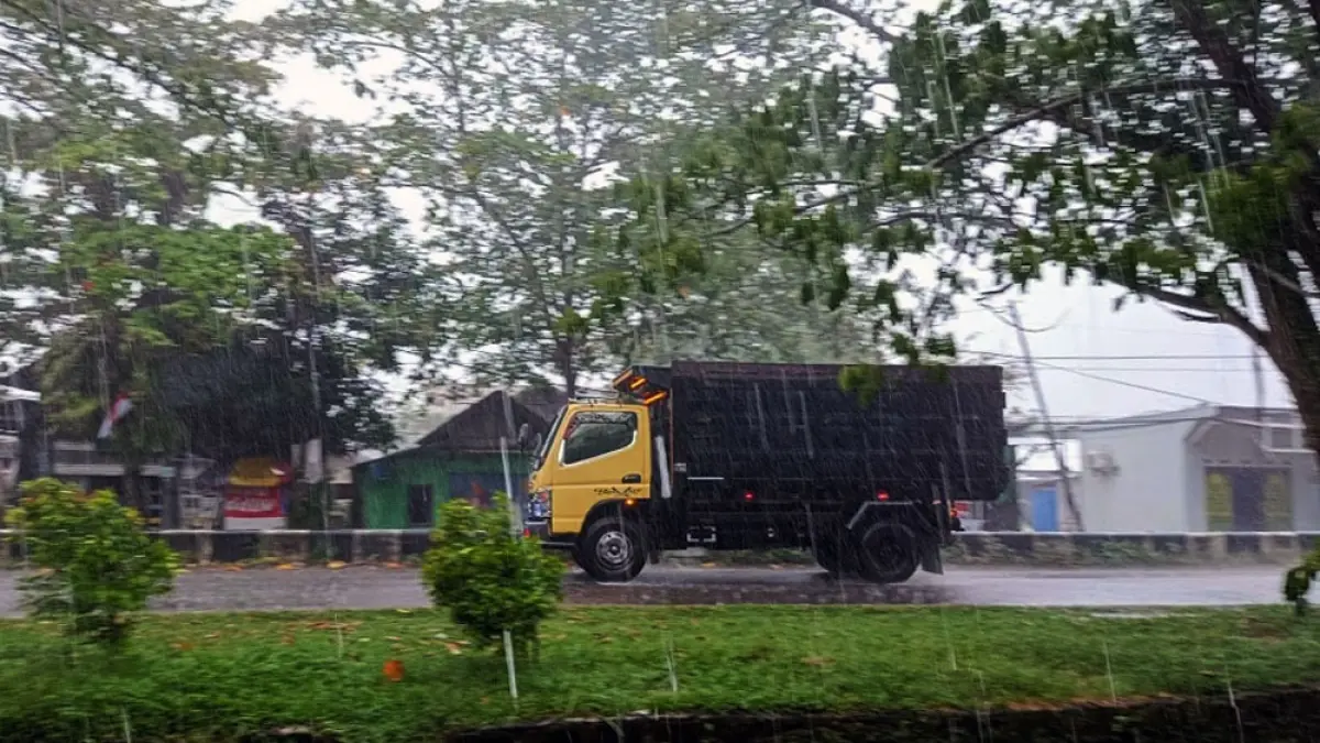 Suasana hujan di salah satu sudut Kota Sampit, Kabupaten Kotawaringin Timur. (Dok. Usay Nor Rahmad/Radar Sampit)