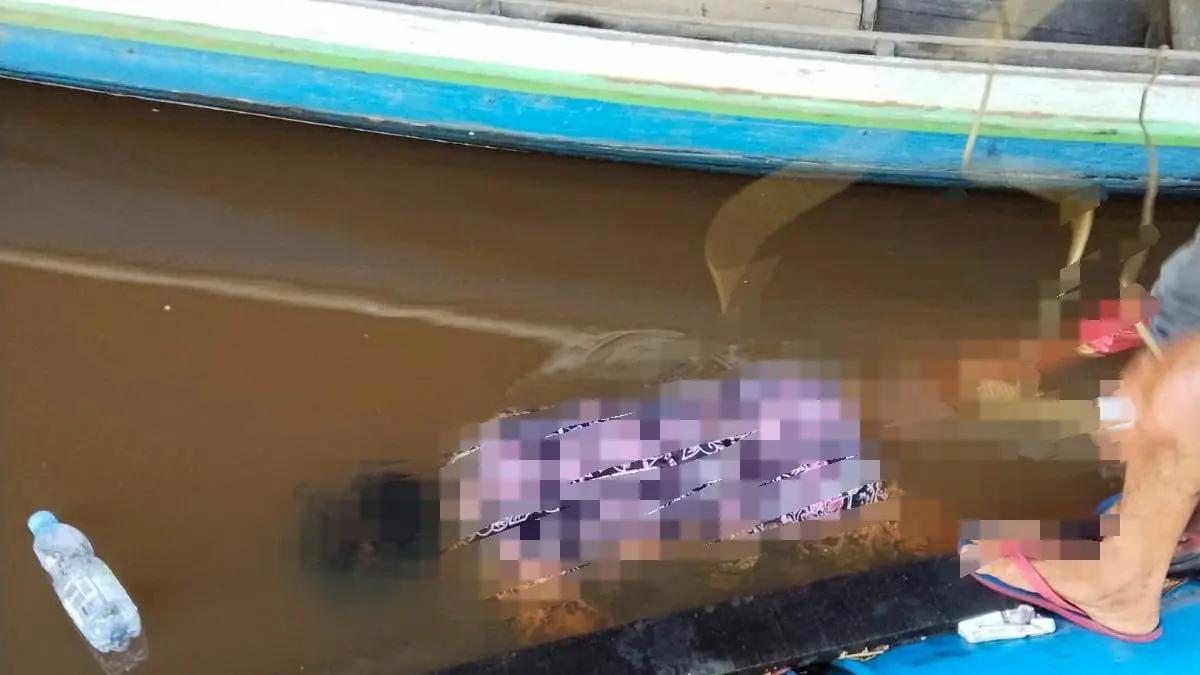 Warga di sekitar Pusat Perbelanjaan Mentaya (PPM) Sampit, Kabupaten Kotawaringin Timur, Kalimantan Tengah digegerkan dengan penemuan sesosok mayat perempuan yang mengapung di perairan sekitar pelabuhan. (Warga/Radar Sampit)