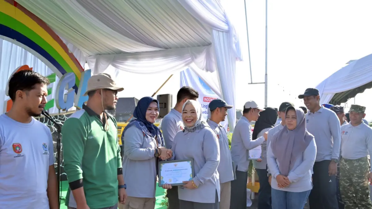 AKSI NYATA: Bupati Kobar saat menyerahkan penghargaan sekolah Adiwiyata dan sejumlah instansi pada momen Hari Lingkungan Hidup sedunia di Kampung Sega, Jumat (26/6/2026)