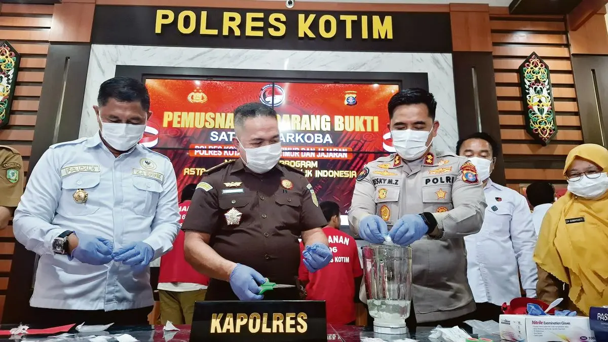 BERANTAS NARKOBA : Kapolres Kotim AKBP Resky Maulana Zulkarnain memimpin kegiatan pemusnahan barang bukti di Mapolres Kotim, Senin (29/6/2026) siang. FOTO: FAHRY/RADAR SAMPIT
