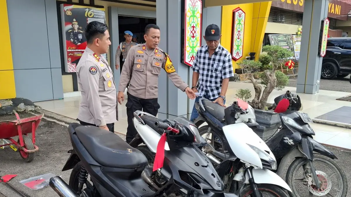 CURANMOR : Kapolres Kotim AKBP Resky Maulana Zulkarnain mengecek barang bukti kendaraan bermotor hasil kejahatan, Senin (29/6/2026). FOTO: FAHRY/RADAR SAMPIT