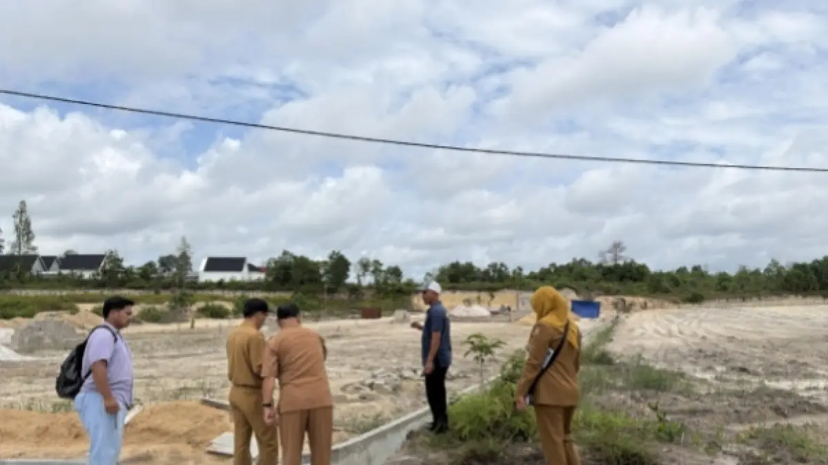 Dinas Permukiman dan Pertanahan Kabupaten Kotawaringin Barat melakukan pengecekan lokasi&nbsp;site plan Perumahan Shafa Residen IV di Jalan H Muliman, Madurejo, Senin (29/6). 