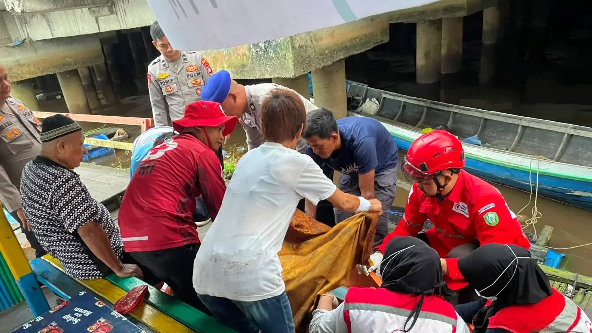 EVAKUASI : Petugas Kepolisian dan PMI Kotim saat mengevakuasi jenazah perempuan yang ditemukan mengapung di sungai Mentaya Sampit, Minggu (28/6/2026) tadi. FOTO: IST/RADAR SAMPIT