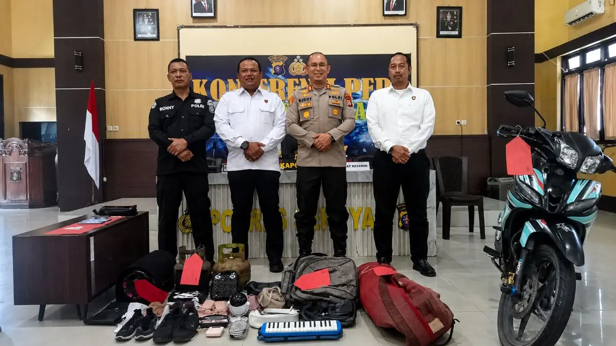 JUMPA PERS: Kapolres Seruyan AKBP Beddy Suwendi (dua dari kanan) menunjukkan barang bukti pengungkapan kasus kejahatan Curat, Curas dan Curanmor. FOTO: RIFANI/RADAR SAMPIT