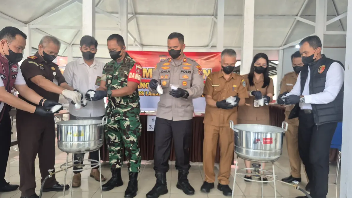 Kapolres Lamandau bersama forkopimda setempat saat memusnahkan sabu, dari sindikat lintas provinsi, baru-baru tadi. (istimewa)
