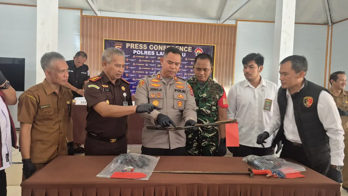 Kapolres Lamandau saat menunjukkan besi laras senapan angin yang digunakan tersangka memukul korban, hingga meregang nyawa.(ria/radarsampit)