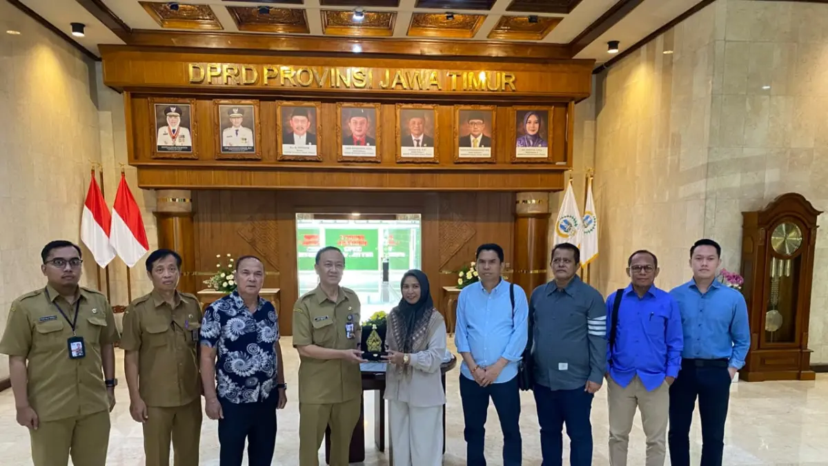 KUNJUNGAN: Syaufwan Hadi (dua dari kanan) bersama rombongan Komisi I saat berkunjung ke DPRD Jawa Timur.
