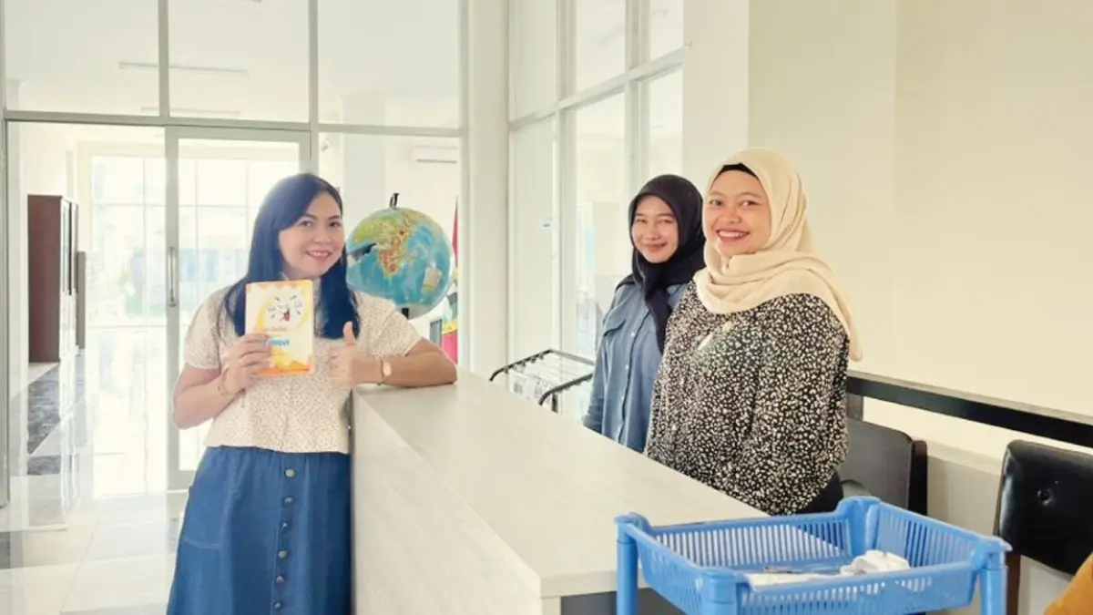 KUNJUNGI : Bunda Literasi Gumas Mimie Mariatie Jaya Samaya Monong ketika mengunjungi Gedung Perpustakaan Umum Daerah, pekan lalu. FOTO : DISKOMINFO SANTIK GUMAS/RADAR SAMPIT