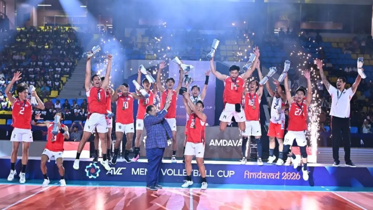 Pemain timnas Voli Indonesia saat mengangkat Piala AVC Men