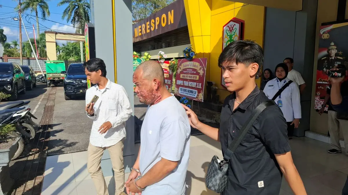 PENJARA MENANTI : Pelaku pembakaran kekasih saat digiring petugas di Mapolres Kotim, Senin (29/6/2025). FAHRY/RADAR SAMPIT
