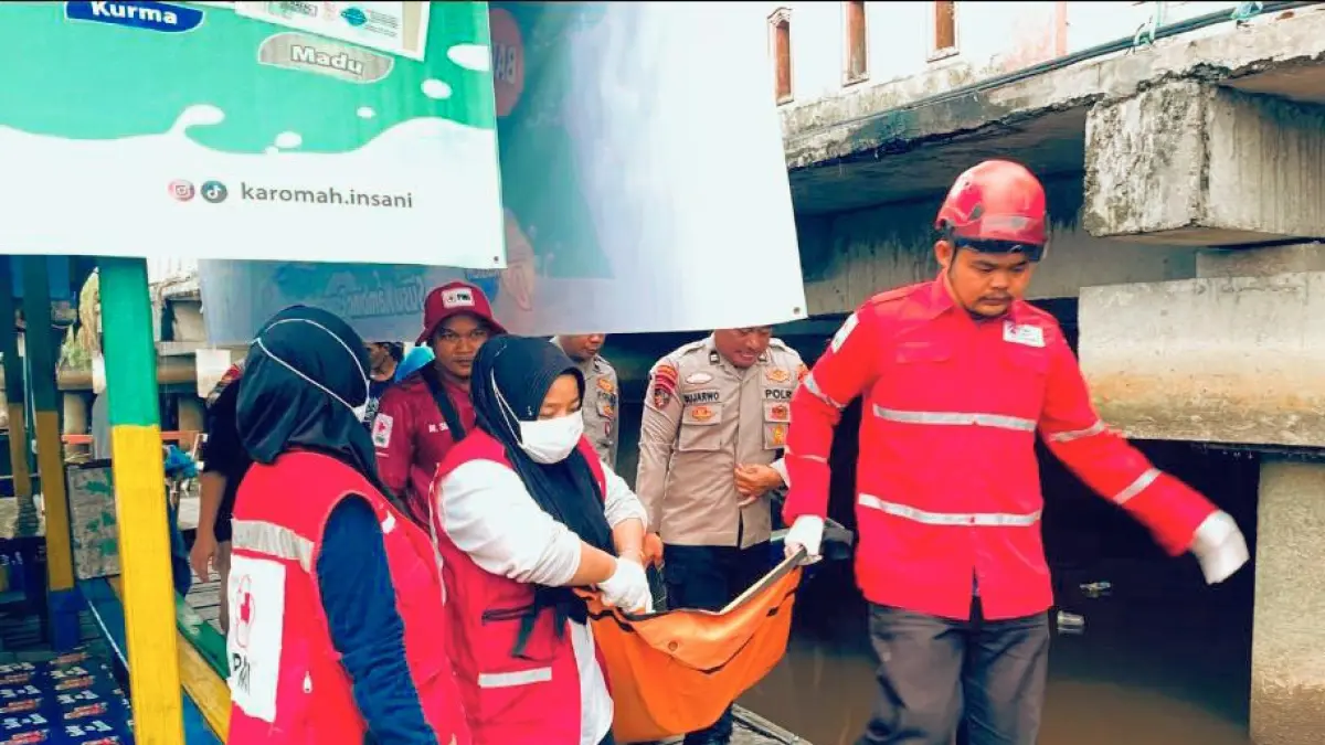 Petugas PMI dan Kepolisian saat mengevakuasi jasad Maslianur, korban yang ditemukan meninggal dunia di perairan PPM Sampit, Minggu (28/6/2026). (Relawan PMI Kotim)&nbsp;