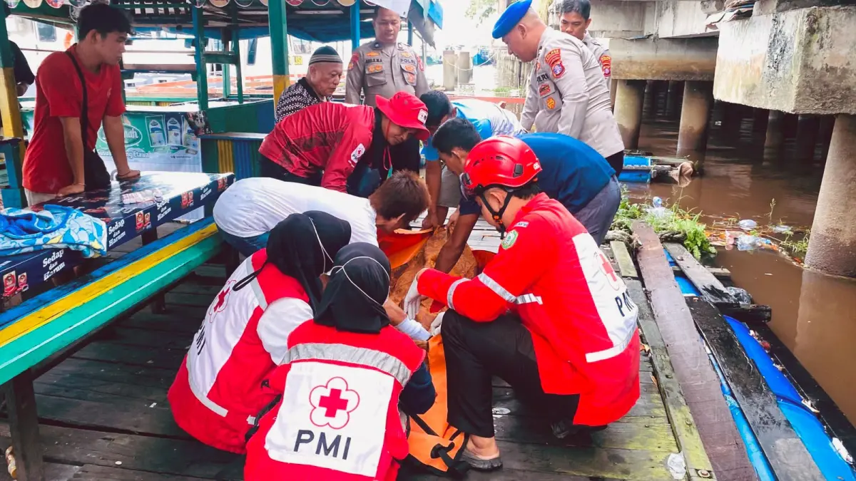 Petugas PMI dan Kepolisian saat mengevakuasi jasad Maslianur, korban yang ditemukan meninggal dunia di perairan PPM Sampit, Minggu (28/6/2026). (Relawan PMI Kotim) 