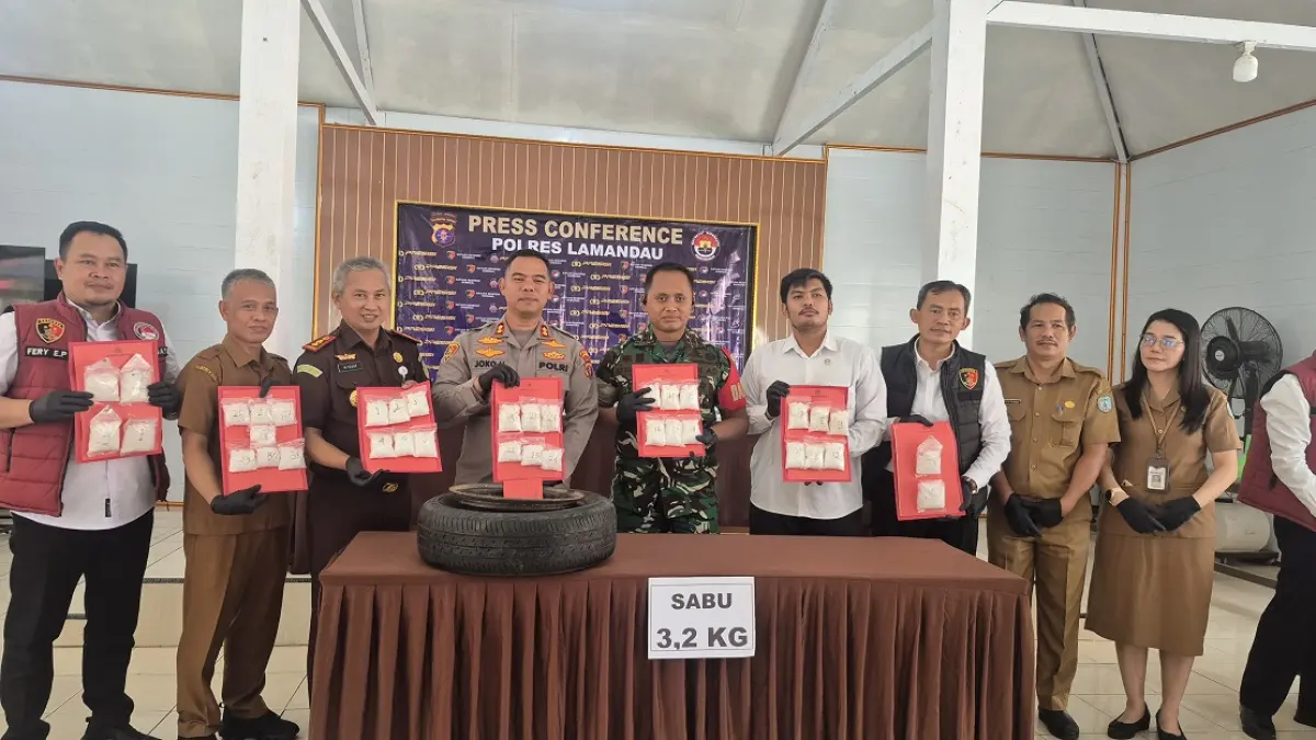 Polres Lamandau melaksanakan pemusnahan barang bukti narkotika hasil pengungkapan dua perkara tindak pidana narkotika di bulan Juni dengan total barang bukti sekitar 3,1 kilogram di Kantor Polres Lamandau, Senin (29/6).