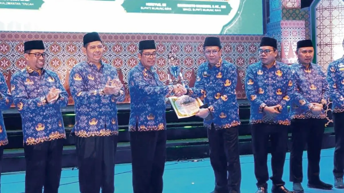 PRESTASI: Ketua Kafilah MTQ Korpri Kotim Imam Subekti menerima piagam penghargaan usai Kotim meraih Juara Umum V pada MTQ VIII Korpri Tingkat Provinsi Kalteng 2026 di Puruk Cahu, Murung Raya. FOTO: IST/RADAR SAMPIT