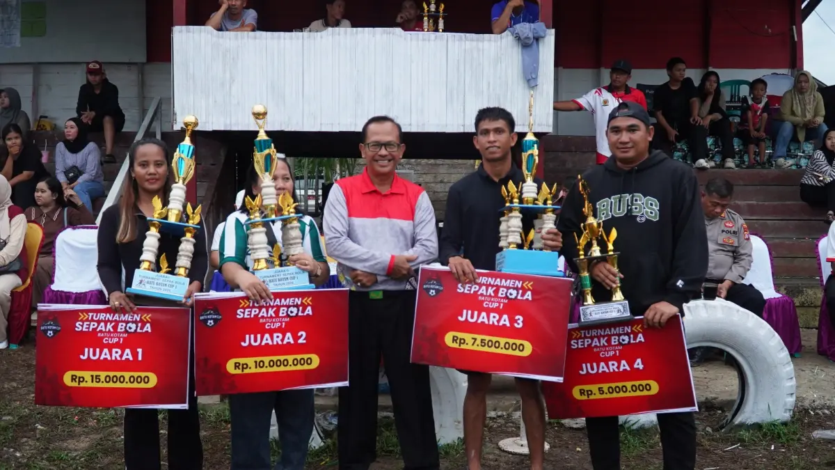 Putra Bahaum FC berhasil keluar sebagai juara Batu Kotam Cup I. Penyerahan trofi, piagam, dan hadiah menutup rangkaian kegiatan HUT ke-80 Desa Batu Kotam. 