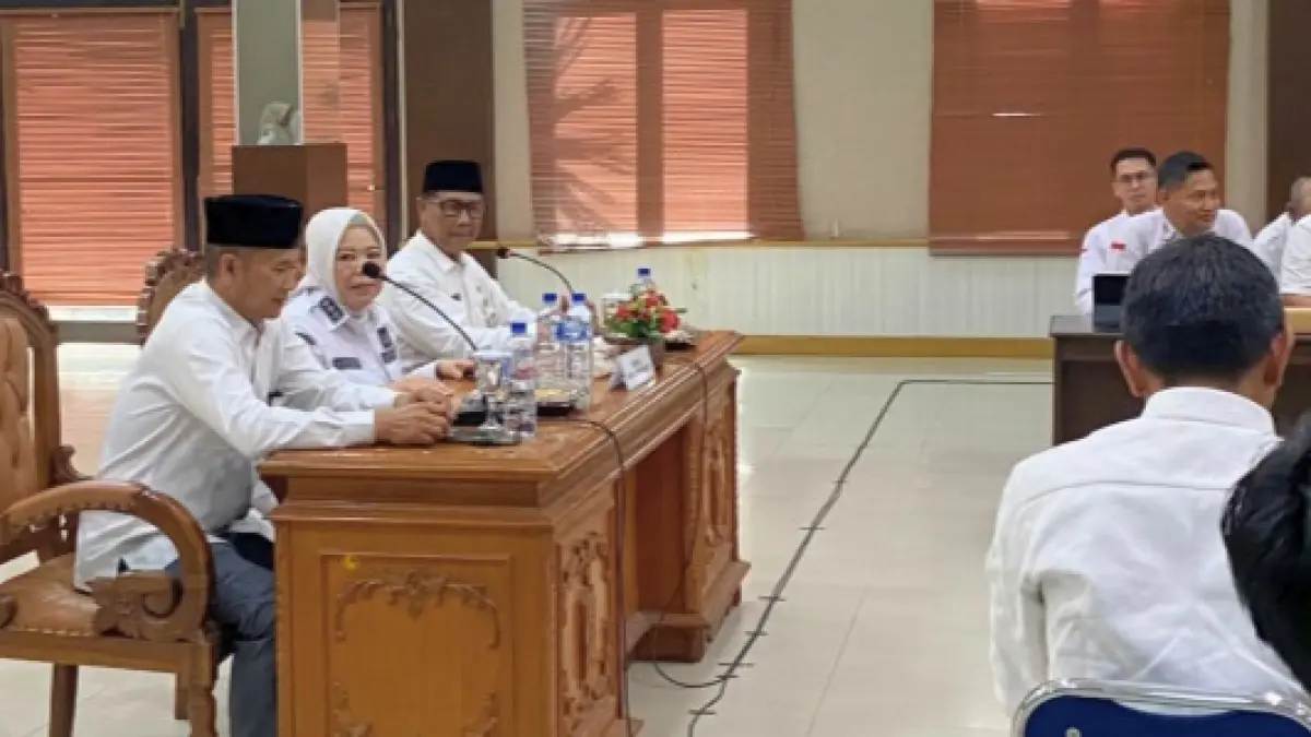 RAPAT: Bupati Kobar saat memimpin rapat persiapan HUT Kobar dan Tuan rumah Porprov 2026