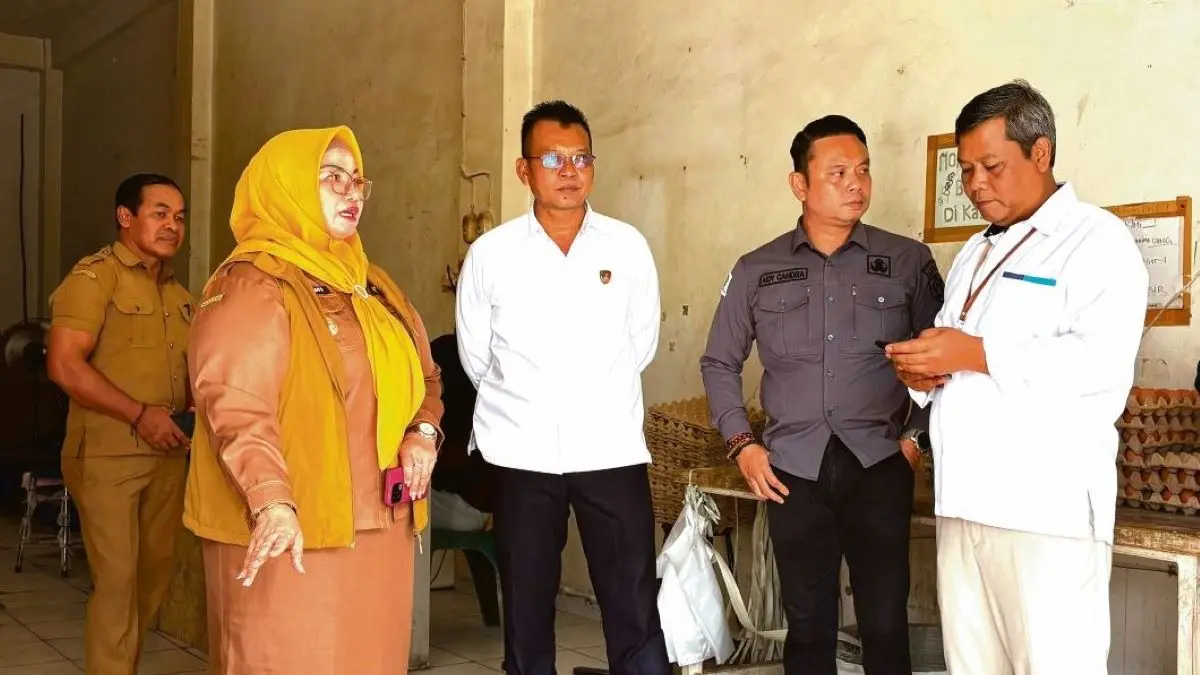 SIDAK: Wabup Kotim Irawati bersama instansi terkait saat melakukan sidak harga telur ke distributor di Kota Sampit, Senin (29/6/202). FOTO: YUNI/RADAR SAMPIT 