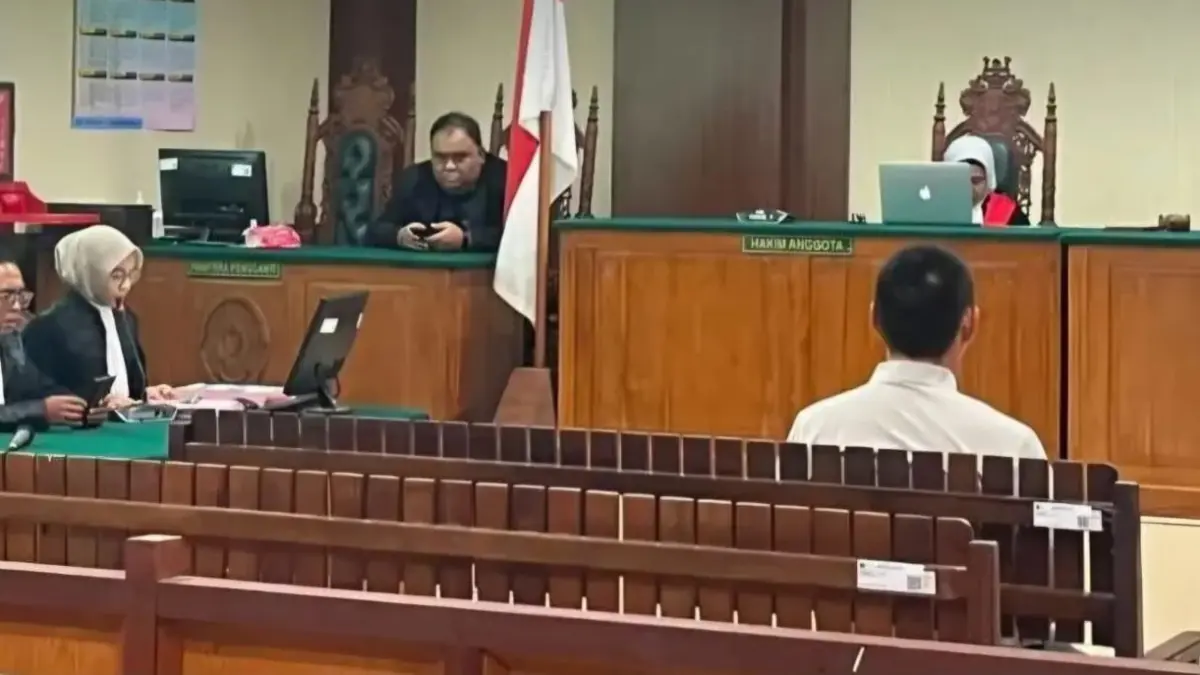Terdakwa Leonardus Minggo Nio alias Leo saat mendengarkan tuntutan jaksa atas kasus dugana korupsi pembangunan gedung Expo Sampit. (Rado/Radar Sampit)