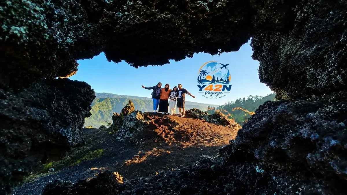 LAVA ROCK: Sensasi berfoto di Black Lava (Lava Rock) Gunung Batur, Kintamani, Bali memberikan pengalaman visual yang dramatis dan magis karena kontras warna hitam pekat batuan vulkanik dengan latar belakang langit dan megahnya gunung. Medan purba yang terbentuk dari sisa letusan besar tahun 1963 ini sering disebut menyerupai lanskap permukaan bulan atau planet Mars. FOTO: Y42N VOYAGE/RADAR SAMPIT
