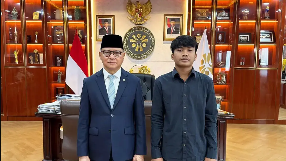 Menteri Pelindungan Pekerja Migran Indonesia (P2MI) Mukhtarudin berfoto bersama Supiat, pemuda asal Kabupaten Barito Selatan, Kalimantan Tengah. Supiat menjadi korban Tindak Pidana Perdagangan Orang (TPPO) setelah dijebak lowongan kerja palsu dan dipaksa menjadi operator penipuan daring di Kamboja. ANTARA/HO-KP2MI
