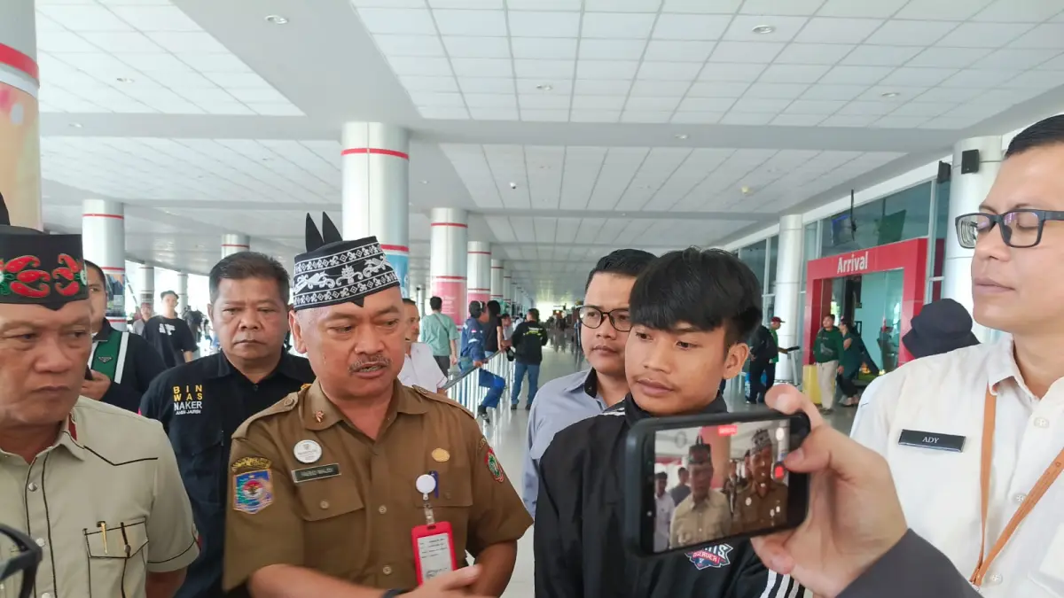 Setelah terjebak dalam pusaran tindak pidana perdagangan orang (TPPO) di Kamboja, Supiat, warga Kabupaten Barito Selatan, akhirnya bisa menginjakkan kaki kembali di Bumi Tambun Bungai. Pemerintah Provinsi Kalimantan Tengah menjemput langsung korban setibanya di Bandara Tjilik Riwut, Palangka Raya, Selasa (30/6). (dodi/radar sampit)