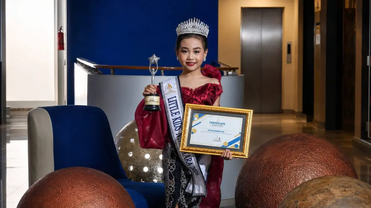 Adzkia Risty, dengan Piala dan Piagam yang diraihnya. (istimewa)