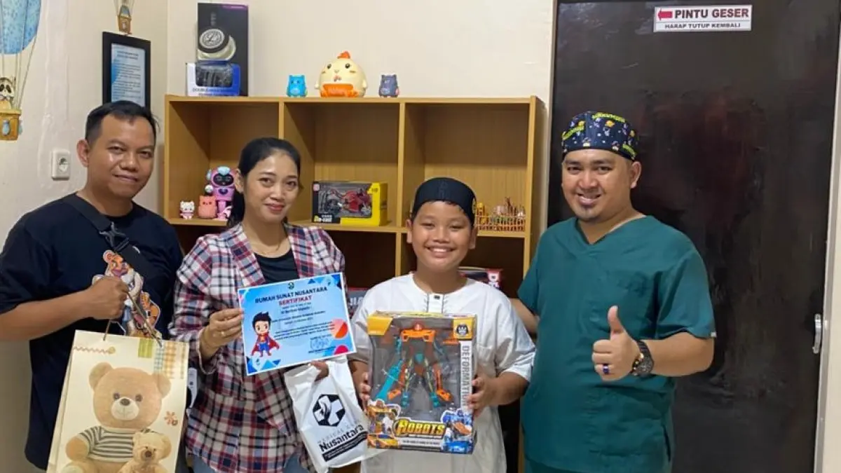 Dion mendapatkan hadiah usai sunat di Medical Care Nusantara, Jalan Putir Busu, Sampit, Sabtu (27/6) pukul 13.00 WIB.&nbsp;(radar sampit)
