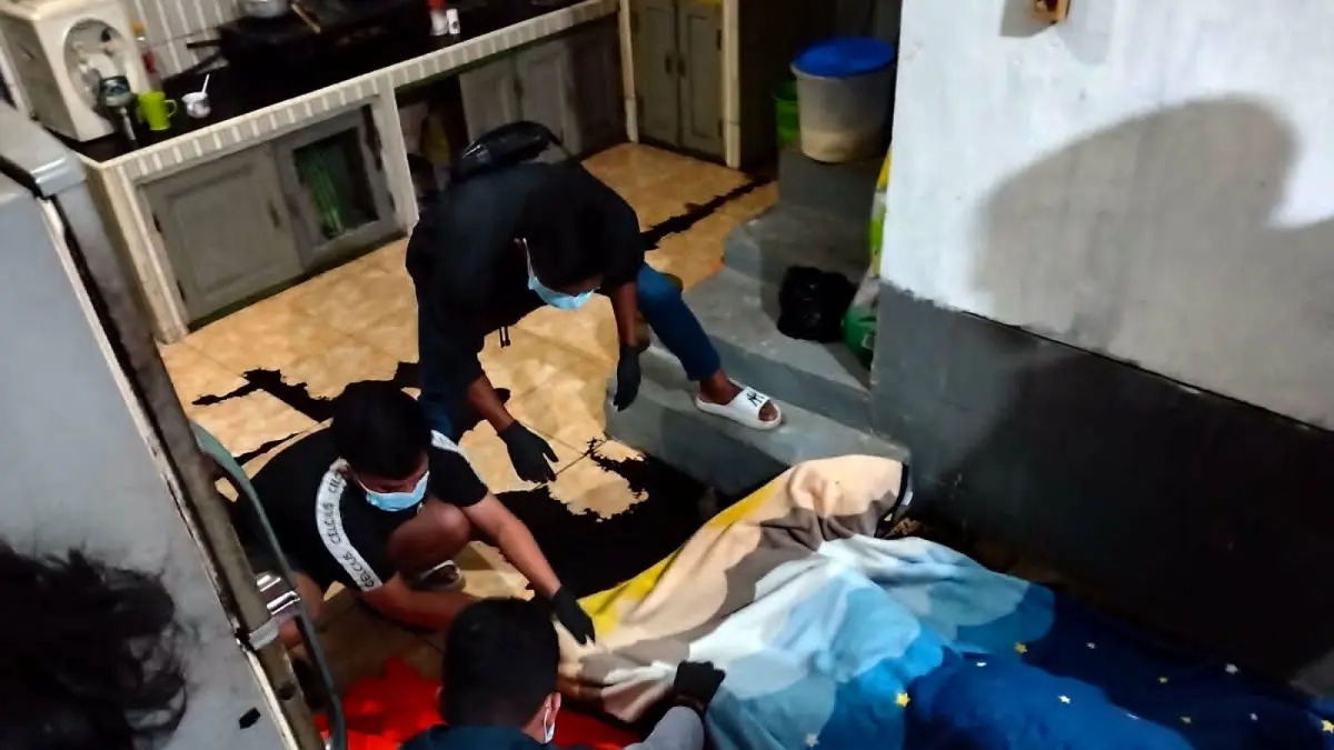 Evakuasi jasad seorang pria lanjut usia di dalam rumahnya di Jalan Pramuka IV, Kelurahan Menteng, Kecamatan Jekan Raya, Palangka Raya, Senin (29/6) malam.(istimewa/Polresta)