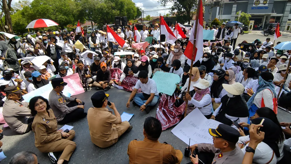 Gubernur Kalteng Agustiar Sabran saat menemui ratusan warga yang menyampaikan aspirasinya terkait program MBG di Palangka Raya, Selasa (30/6) pagi.(dodi/radarsampit)