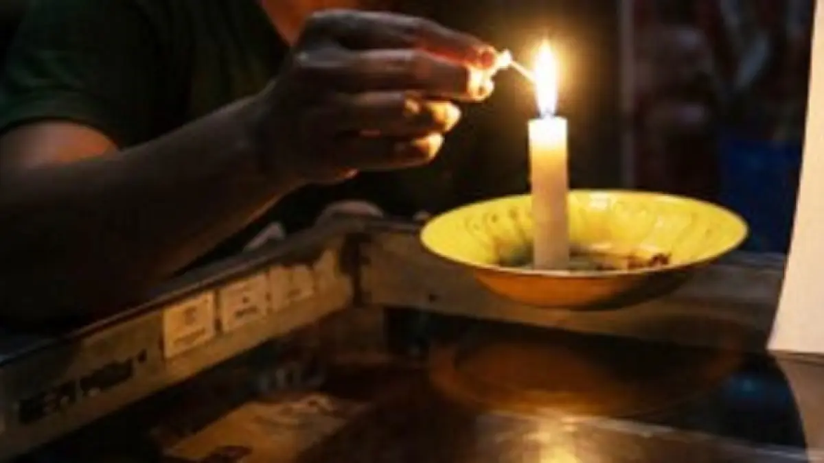 ilustrasi-warga menyalakan lilin lantaran listrik padam (ist)