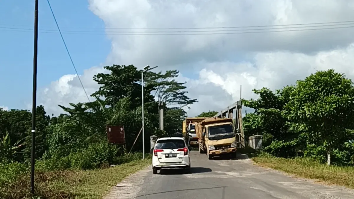 Kendaraan melintas di Jembatan Kapten Mulyono Sampit, meski perbaikan belum selesai. Ini terjadi karena portal dibongkar oleh oknum tak bertanggung jawab. (Usay Nor Rahmad/Radar Sampit) 