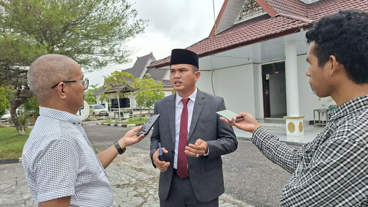 Ketua DPRD Kabupaten Gumas Binartha, ketika diwawancarai awak media, Senin (29/6).(arham said/radarsampit)