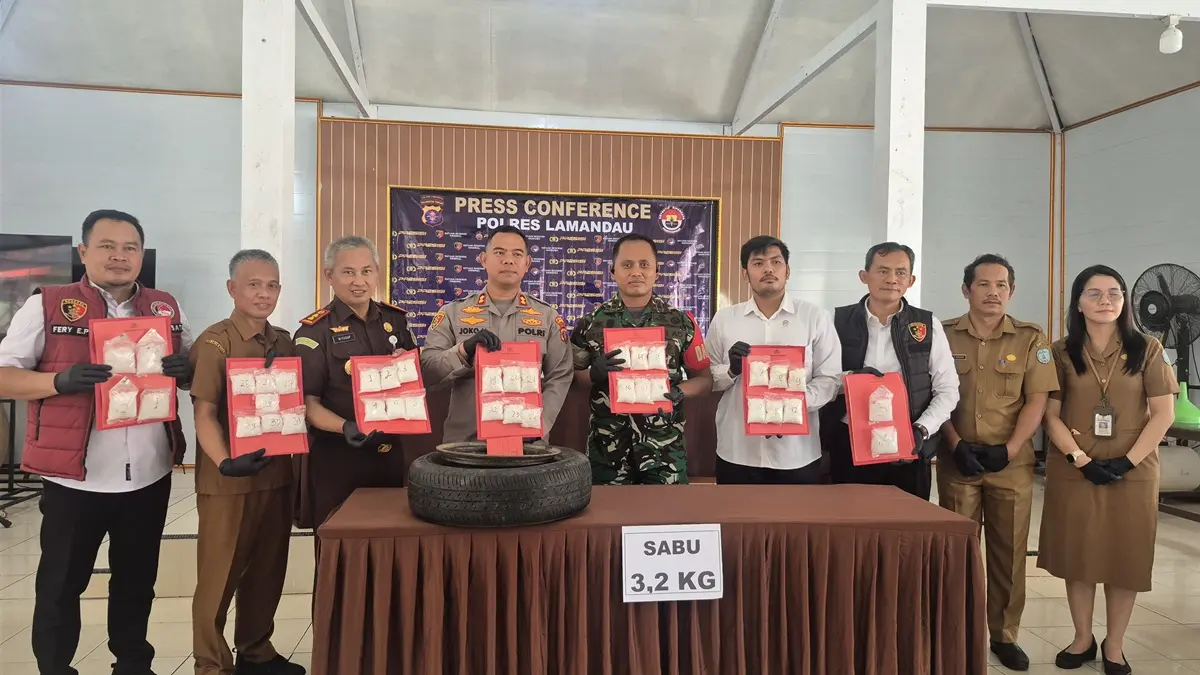 Modus penyelundupan narkoba semakin nekat. Sindikat sabu lintas provinsi menyembunyikan hampir 3 kilogram sabu di dalam ban serep mobil rental.