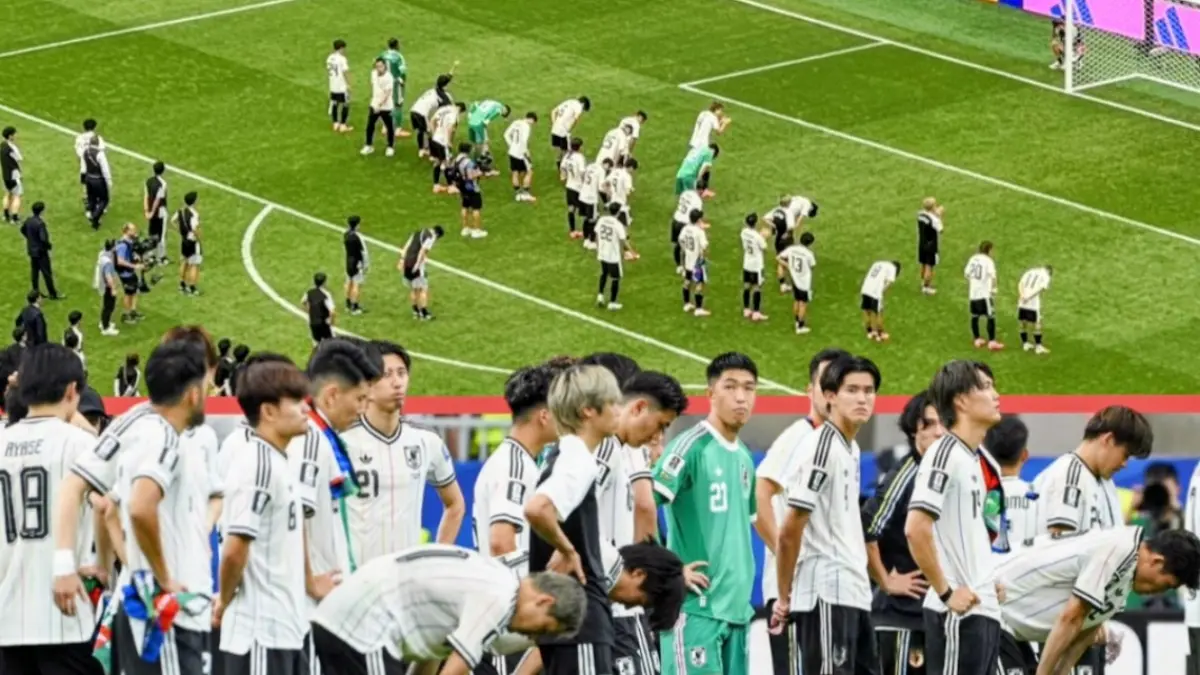 Pemain dan official timnas Jepang di Piala Dunia 2026, saat memberi penghormatan kepada suporter mereka, usai dikalahkan Brasil di babak 32 besar, Selasa (30/6) dini hari WIB. (net)