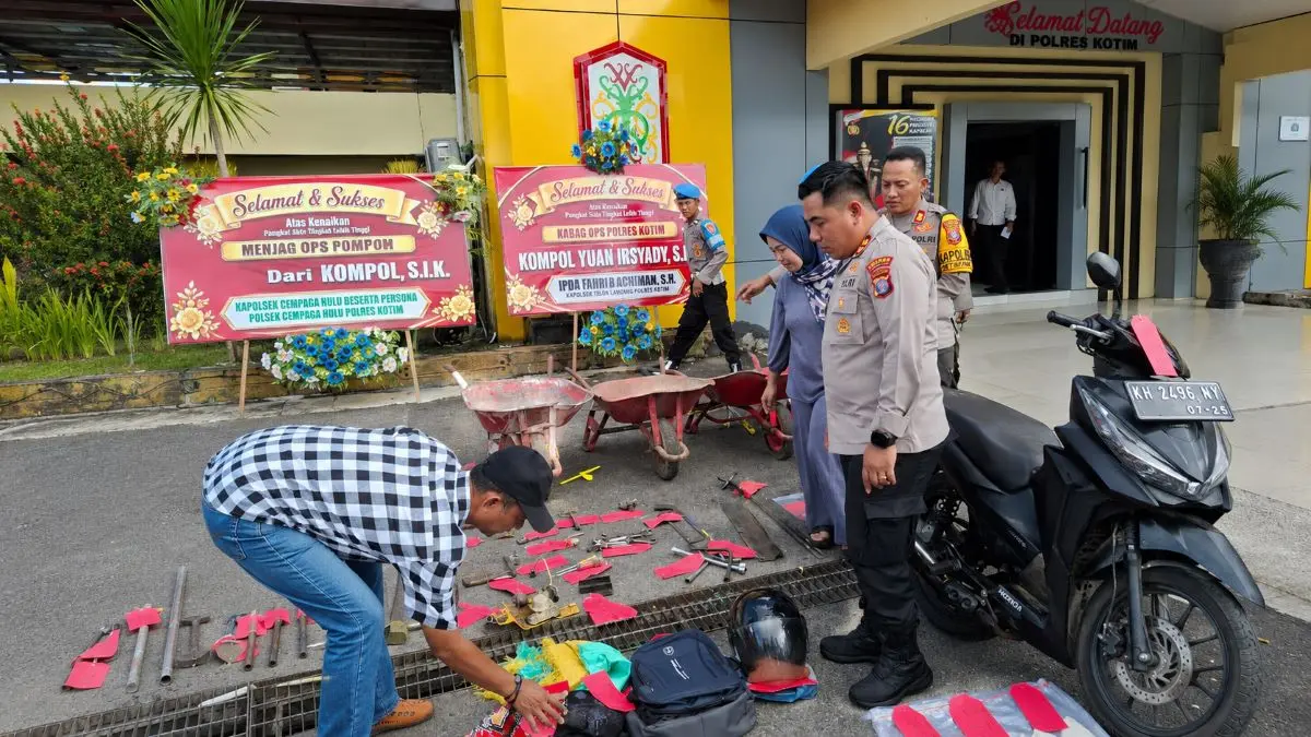 PENCURIAN : Kapolres Kotim AKBP Resky Maulana Zulkarnain mengecek barang bukti kasus pembobolan toko di Pasar Sejumput, Jalan Ir H Juanda, Sampit, Senin (29/6/2026). FOTO: FAHRY/RADAR SAMPIT