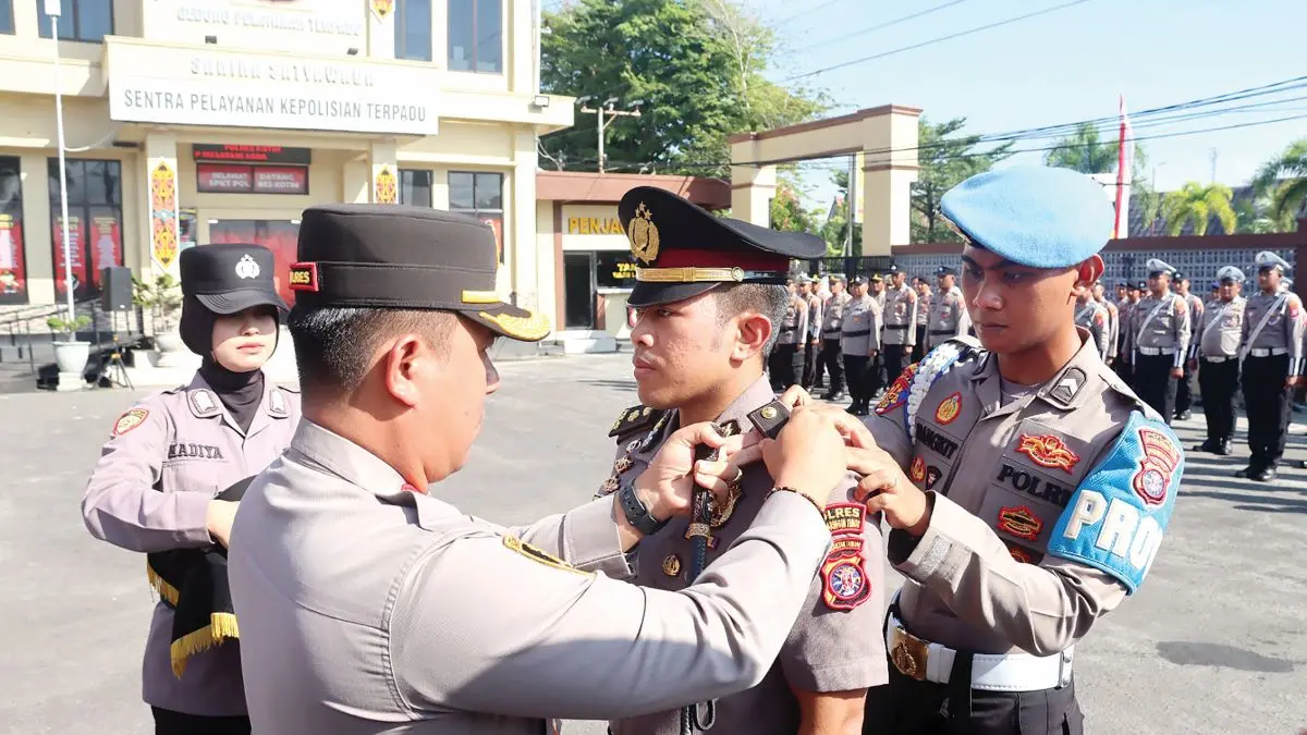 PROSESI : Kapolres Kotim AKBP Resky Maulana Zulkarnain memimpin prosesi upacara kenaikan pangkat di Mapolres Kotim, Selasa (30/6/2026). FOTO: POLRES KOTIM/RADAR SAMPIT