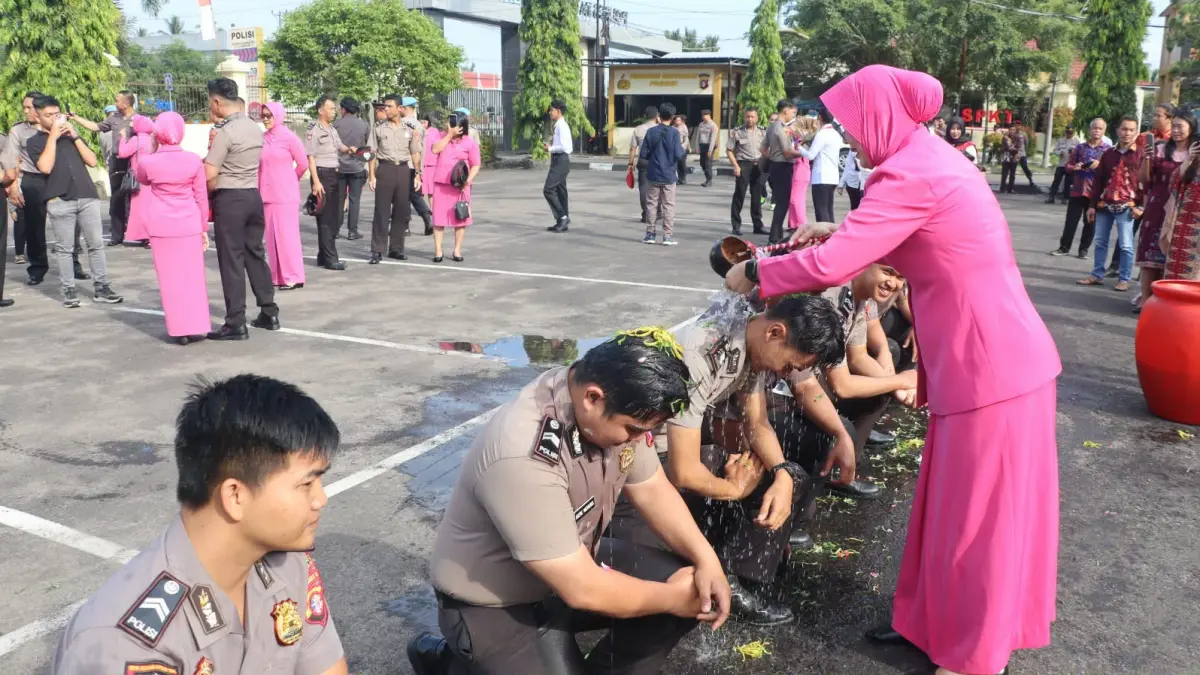 Sejumlah personel kepolisian di Jajaran Polda Kalteng, saat menjalani prosesi kenaikan pangkat Per 1 Juli 2026, bertepatan dengan HUT ke 80 Bhayangkara. (dodi/radarsampit)