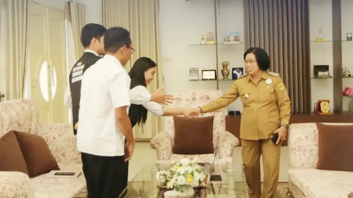 SENSUS EKONOMI : Wakil Bupati Gumas Efrensia LP Umbing ketika menerima kedatangan petugas SE2026 di kediamannya, pekan lalu. FOTO : BPS GUMAS/RADAR SAMPIT