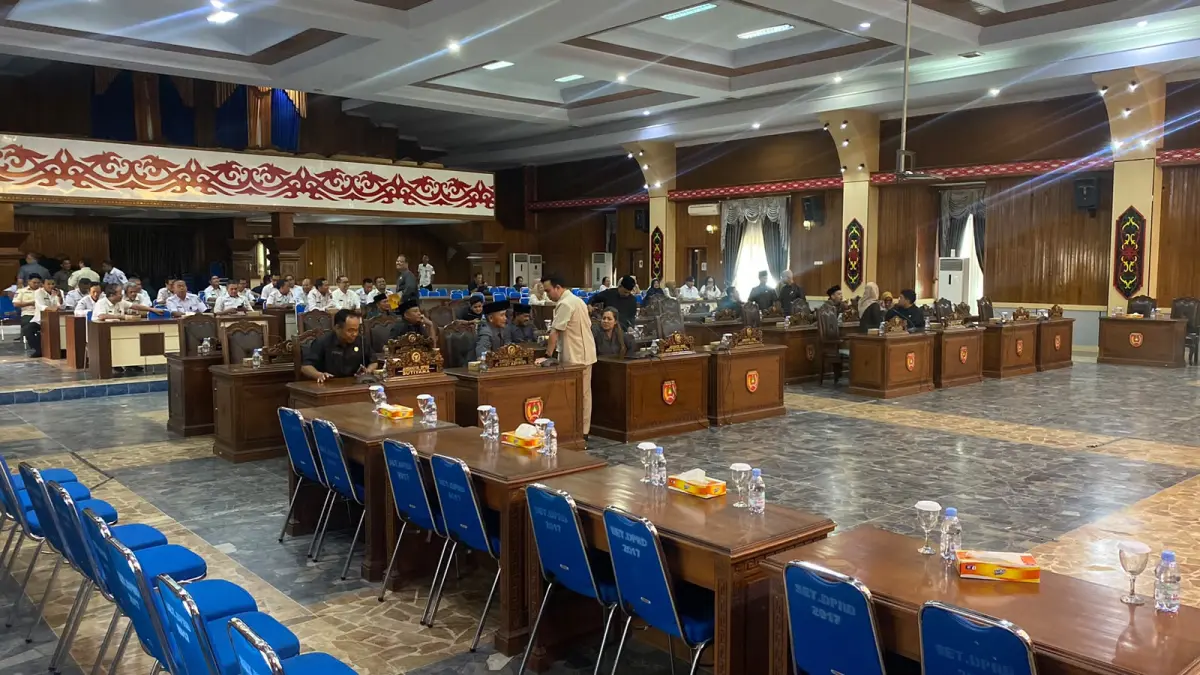 Suasana rapat paripurna DPRD Kotawaringin Barat. (SYAMSUDIN/RADAR SAMPIT)&nbsp;
