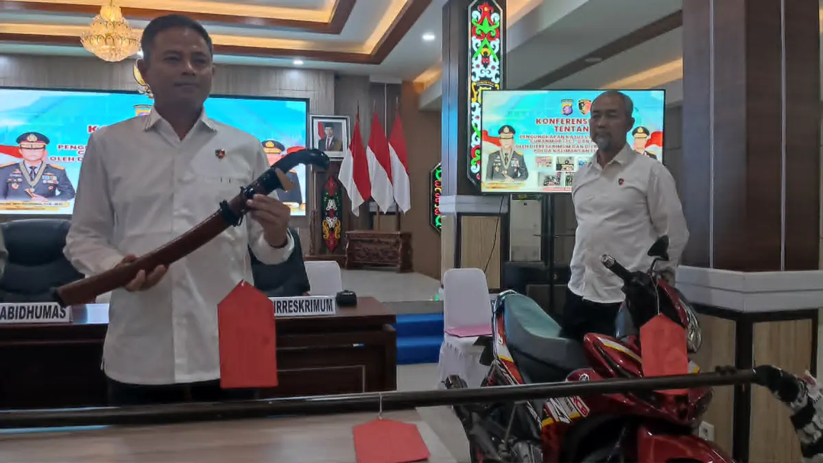 Direktur Reserse Kriminal Umum (Dirreskrimum) Polda Kalteng Kombes Pol Nono Wardoyo memperlihatkan barang bukti kasus tindak pidana pencurian dengan pemberatan (curat), pencurian dengan kekerasan (curas), dan pencurian kendaraan bermotor (curanmor). (DODI RADAR SAMPIT)&nbsp;