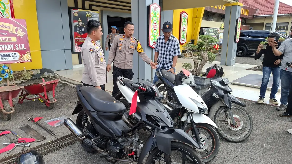 BARANG BUKTI: Kapolres Kotim AKBP Resky Maulana Zulkarnain saat mengecek kendaraan bermotor yang dimodif pasca dicuri di Mapolres Kotim, Senin (29/6) (FAHRY/RADAR SAMPIT)