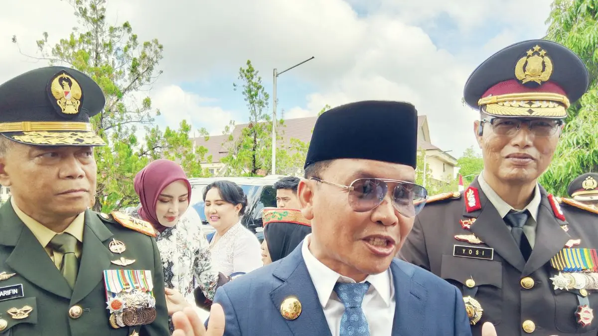 BERI KETERANGAN: Gubernur Kalteng Agustiar Sabran didampingi Wakapolda Kalteng dan Pangdam XXII Tambung Bungai usai menghadiri upacara HUT Bhayangkara, Rabu (1/7/2026). FOTO: YUSHO/RADAR SAMPIT