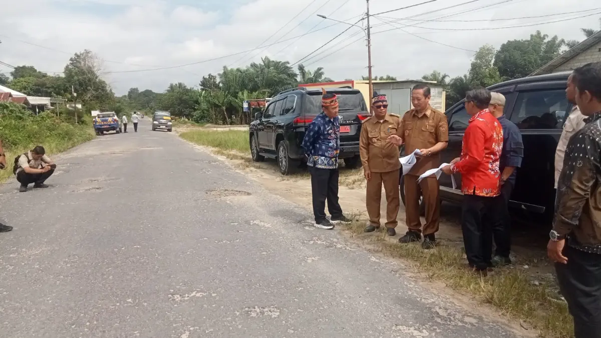 Bupati Sukamara melakukan pengecekan lokasi lanjutan peningkatan Jalan Veteran Kartamulia. (FAUZIANNUR/RADAR SAMPIT)&nbsp;